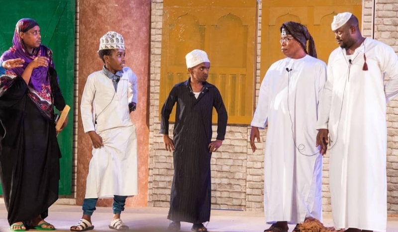 من-المسرحيات شامس النوبي من عائلة فنية شامخة وكبيرة في سلطنة عمان