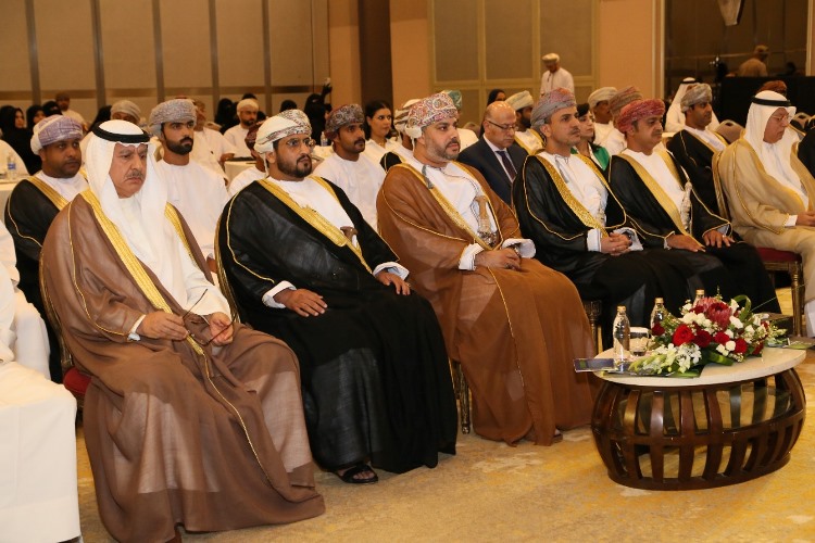 المحافظ-والضيوف ختام فعاليات المؤتمر العربي للمدن الاستدامة بمحافظة ظفار