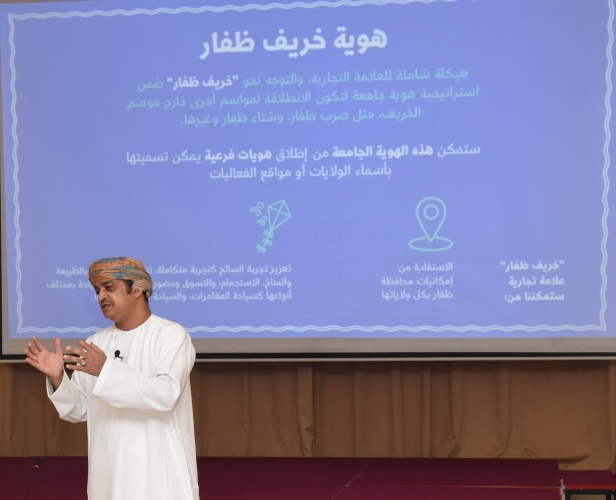 المراسلين-2 رئيس بلدية ظفار يلتقي بمراسلي وكالات الأنباء العربية والأجنبية بسلطنة عمان