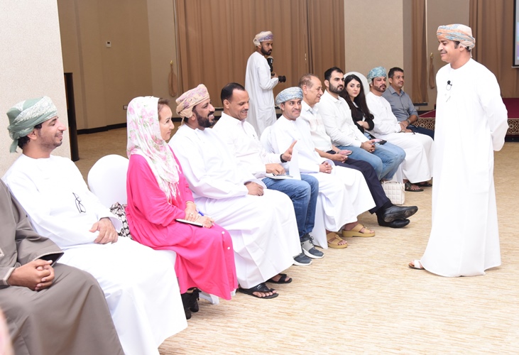 المراسلين-3 رئيس بلدية ظفار يلتقي بمراسلي وكالات الأنباء العربية والأجنبية بسلطنة عمان