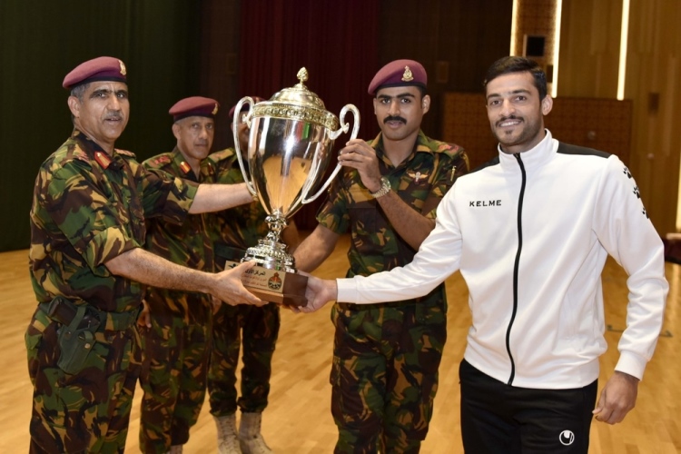 تكريم-فريق-الحرس قائد الحرس السلطاني العماني يكرم فريق الحرس لكرة القدم