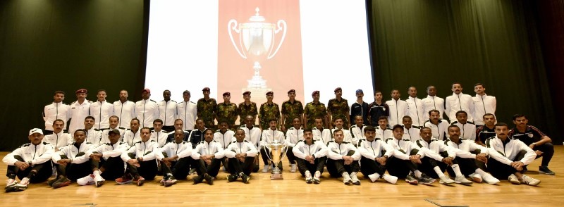 فريق-الحرس قائد الحرس السلطاني العماني يكرم فريق الحرس لكرة القدم