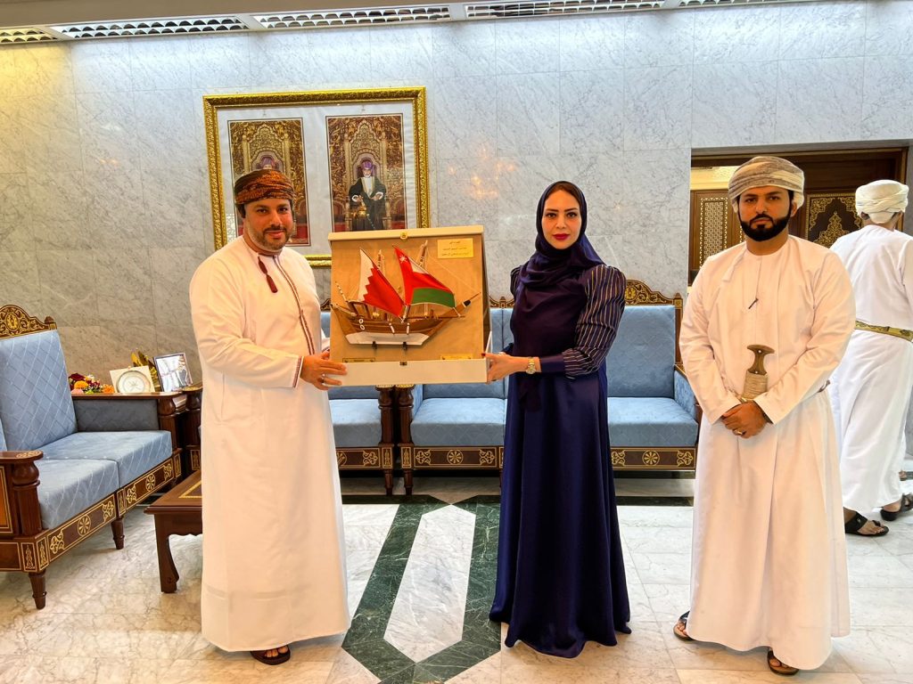 لقاء-المحافظ-1024x768 جمعية الصداقة العمانية البحرينية تلتقي بمحافظ ظفار ورئيس بلدية ظفار