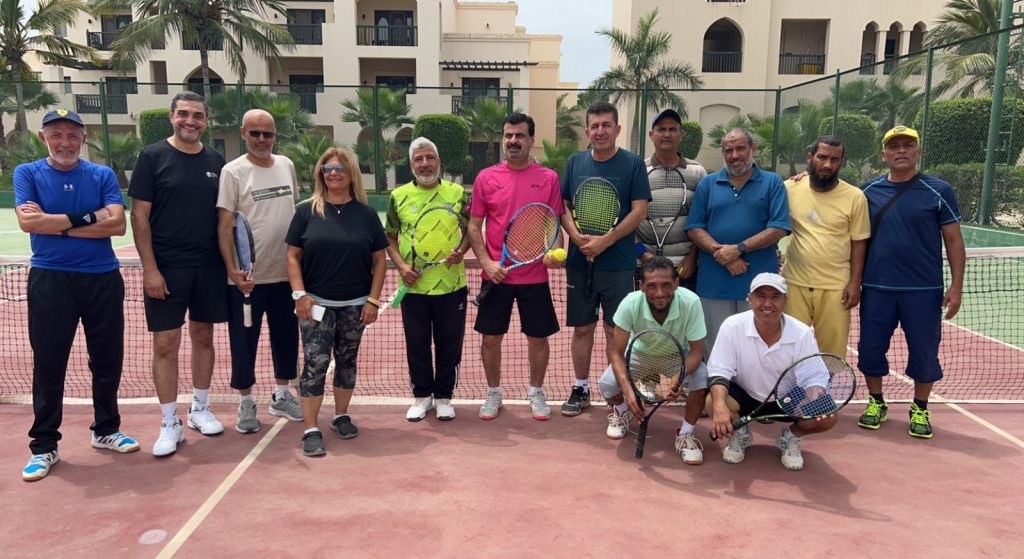 من-المشاركين-1-1-1024x559 <strong>في انطلاق بطولة رواد التنس للعرب بصلالة</strong><strong></strong><strong>مباراة الأساطير تجمع نخبة لاعبي العرب وتنافس فني كبير بالانطلاقة</strong>