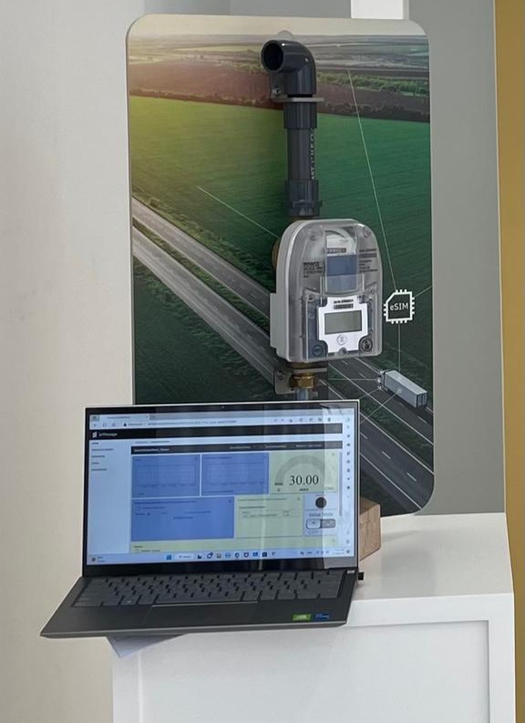جهاز-المياه-1 عمانيات تطوران جهاز قياس ذكيا للمياه