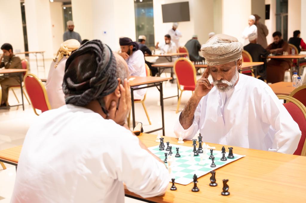 من-الشطرنج-1 <strong>مسلم العامري ينتزع الصدارة في الشطرنج بمحافظة ظفار</strong>
