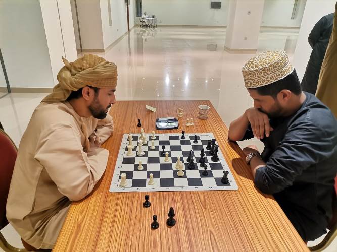 من-منافسات-الشطرنج-1 <strong>مسلم العامري ينتزع الصدارة في الشطرنج بمحافظة ظفار</strong>