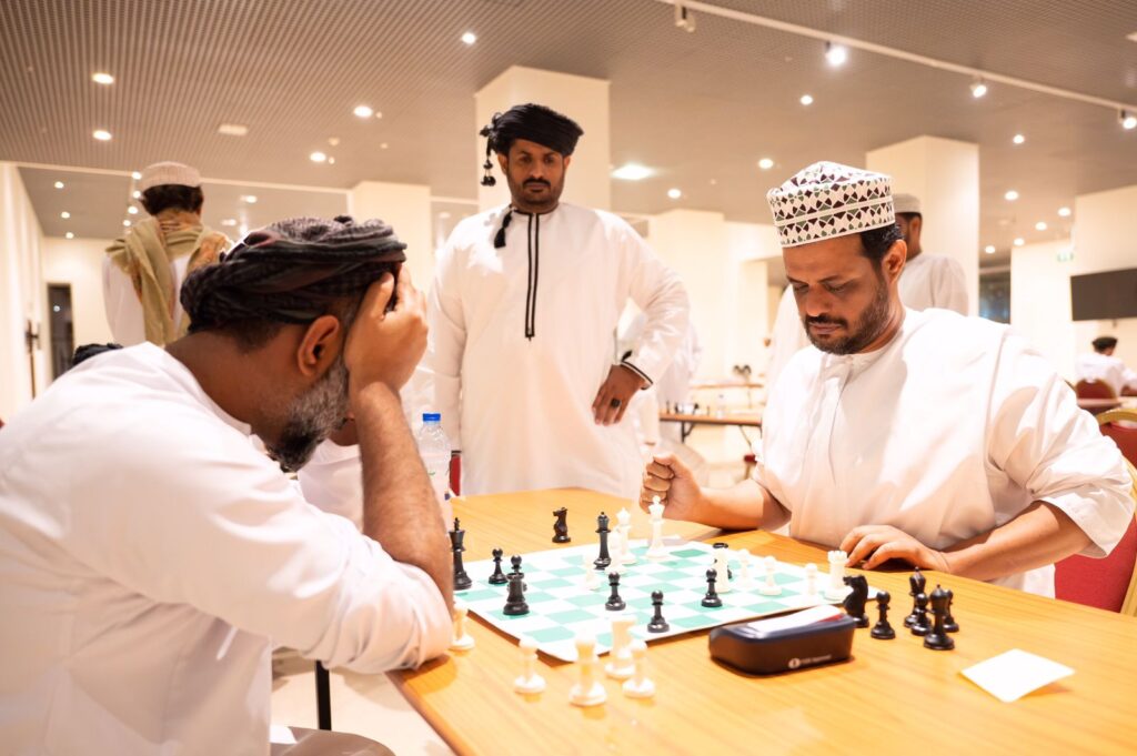 نهائي-الشطرنج-1-1024x681 سالم المشيخي اولا ومحمد العمري ثانيا ومحاد العمري ثالثاً في الشطرنج المفتوحة بمحافظة ظفار