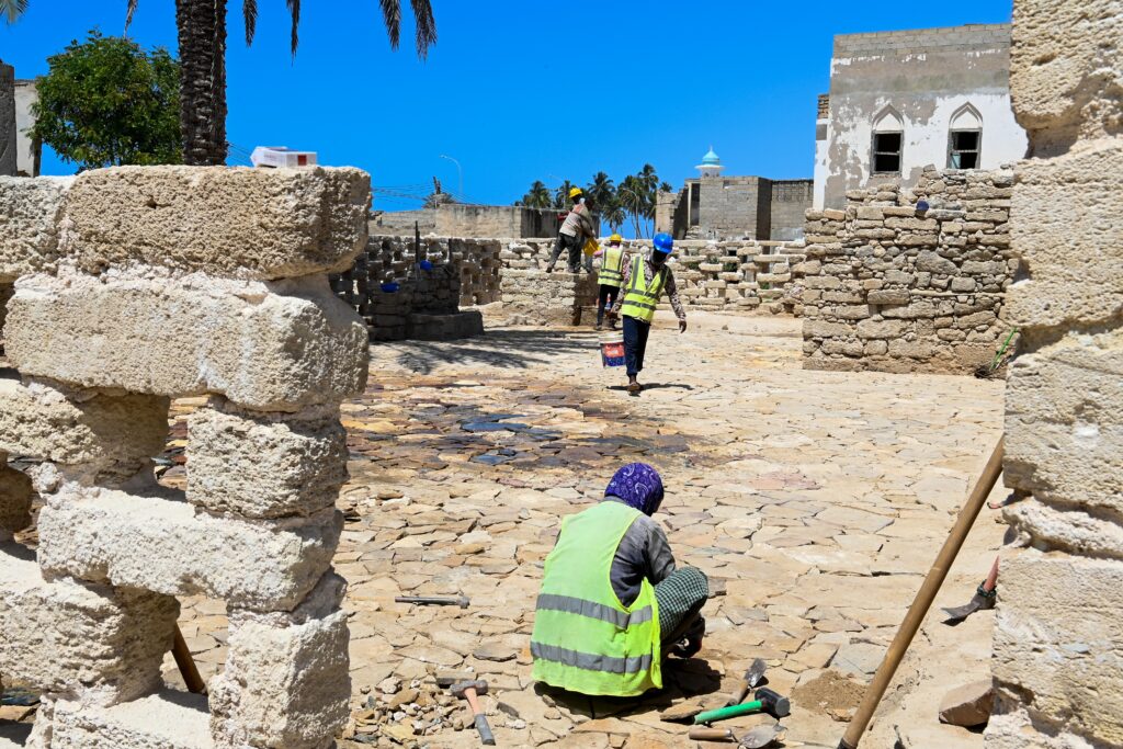المنطقة-التراثية-2-1024x683 تواصل اعمال الترميم لمشروع تطوير المنطقة القديمة بحافظة ظفار