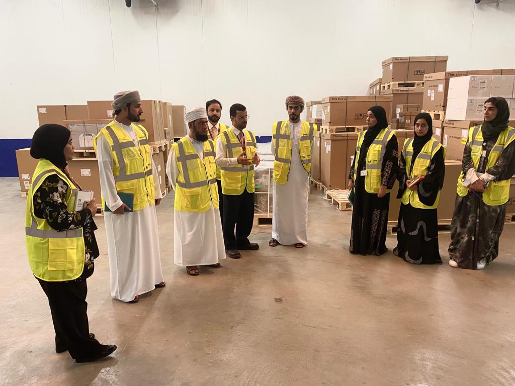 فريق-مركز-عمان-2 فريق من مركز عمان للوجستيات يزور شركة ترانزوم لخدمات التموين