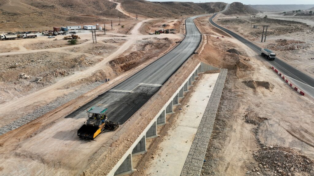 صيانة-الطرق-3-1024x576 تنفيذ اعمال الصيانة وانشاء الطرق بمحافظة ظفار