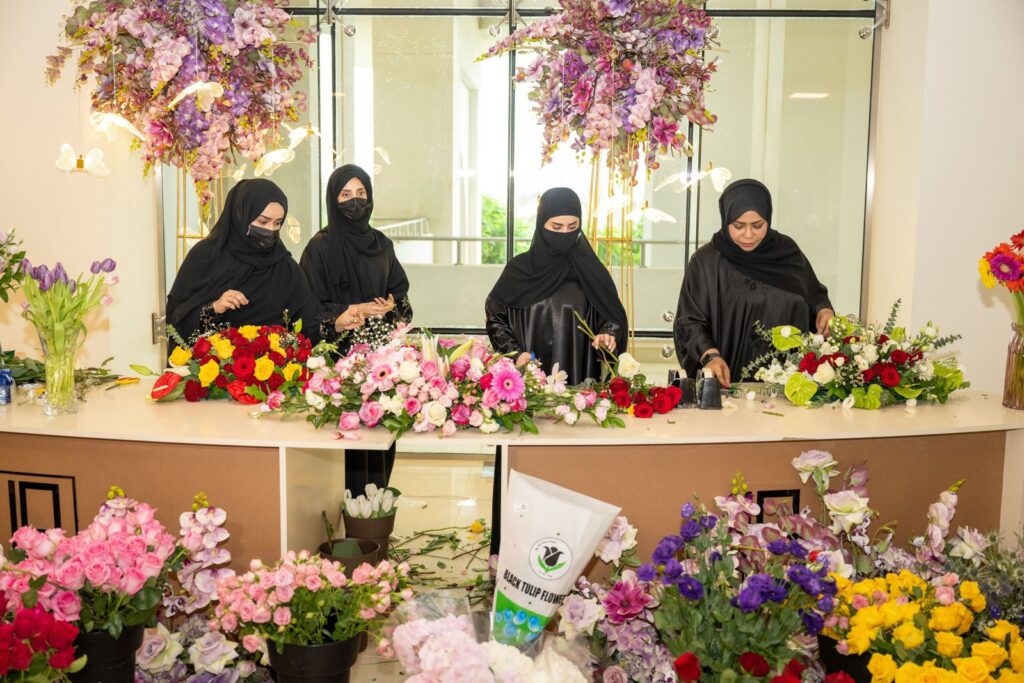الزهور-1-1024x683 القصابي يكرم المشاركات في ورشة تنسيق الزهور بمحافظة ظفار