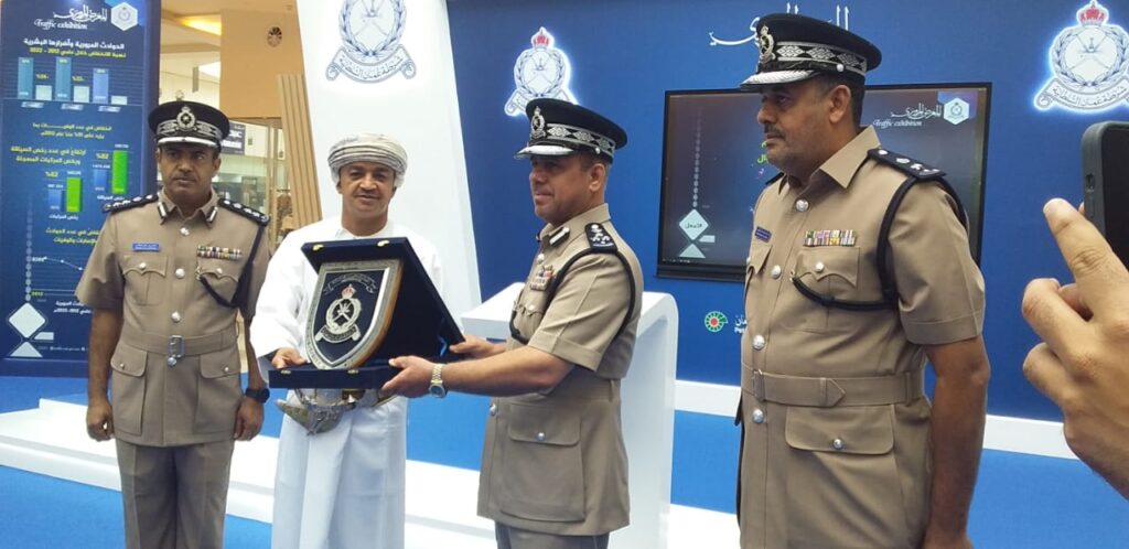 هدية-الشرطة-1024x498 افتتاح (( تمهل )) معرض مروري لشرطة عمان السلطانية بصلالة