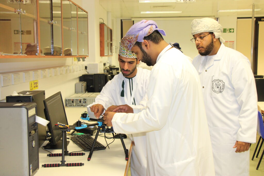 برنامج-تدريبي-5-1024x683 ضمن البرنامج التدريبي لمسابقة عمان للطائرات المسيرة.. انطلاق مرحلة اختبار مهارات تطيير الطائرات "الدرونز" في جامعة السلطان قابوس