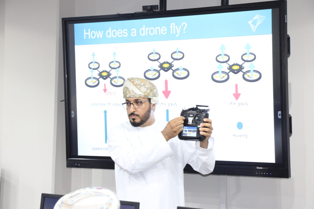 برنامج-تدريبي-7-1024x683 ضمن البرنامج التدريبي لمسابقة عمان للطائرات المسيرة.. انطلاق مرحلة اختبار مهارات تطيير الطائرات "الدرونز" في جامعة السلطان قابوس