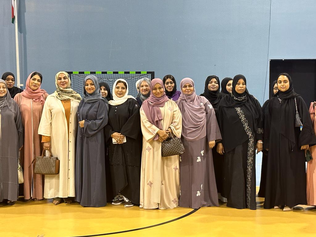 جمعية-مسقط-1  جمعية المرأة العمانية بمسقط تنظم زيارة ميدانية لمجمع السلطان قابوس الرياضي.