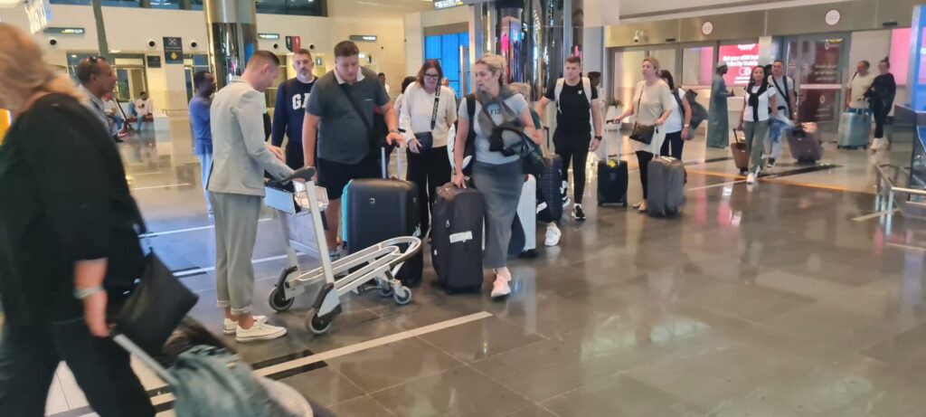 فوج-سياحي-1-1024x461 وصول اولى الرحلات الجوية المباشرة للمجموعات السياحية الاوروبية الي مطار صلالة