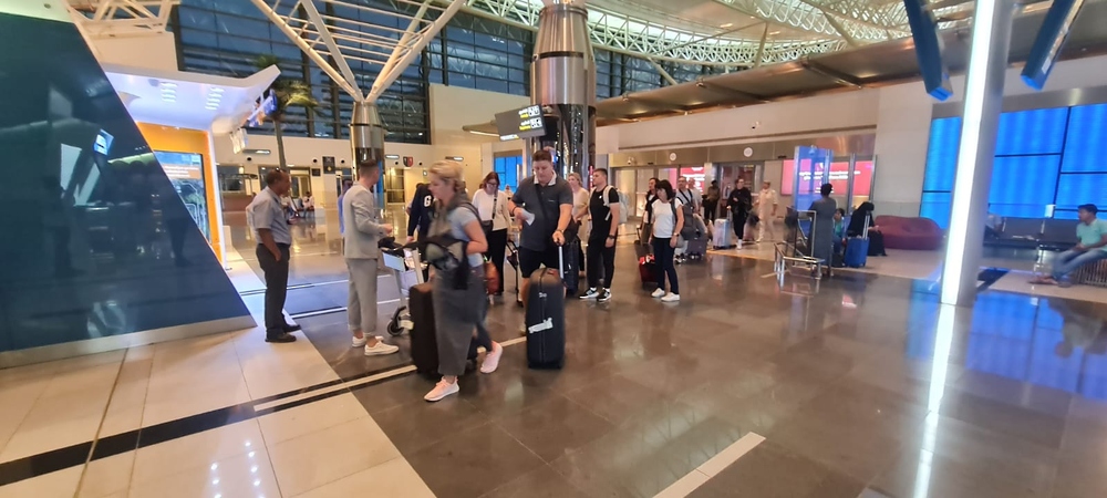 فوج-سياحي وصول اولى الرحلات الجوية المباشرة للمجموعات السياحية الاوروبية الي مطار صلالة