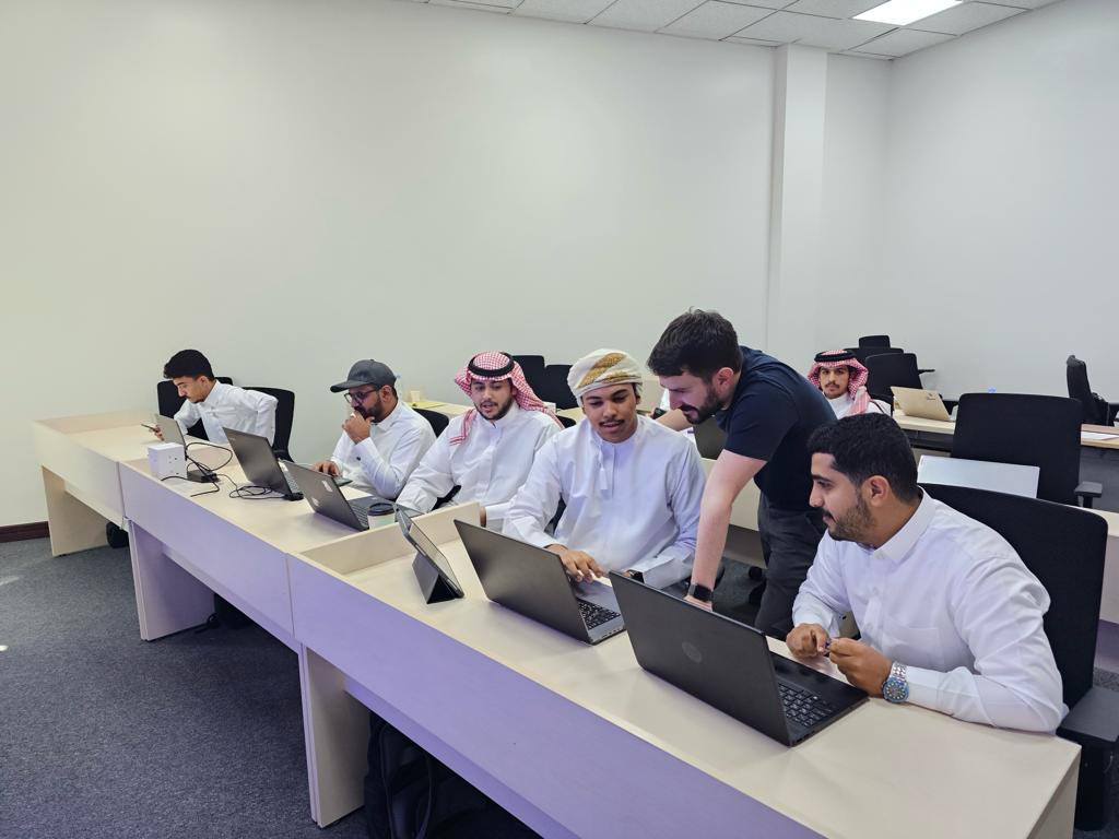 السعودية-1 اطلاق أول دفعة من المعسكرات العمانية السعودية في مجالي تطوير الويب وتحليل البيانات