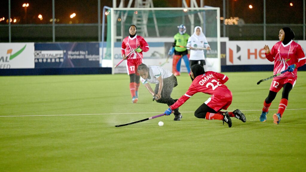 فرق-الهوكي--1024x576 فرق تشارك في بطولة هوكي عمان الدولية للنساء