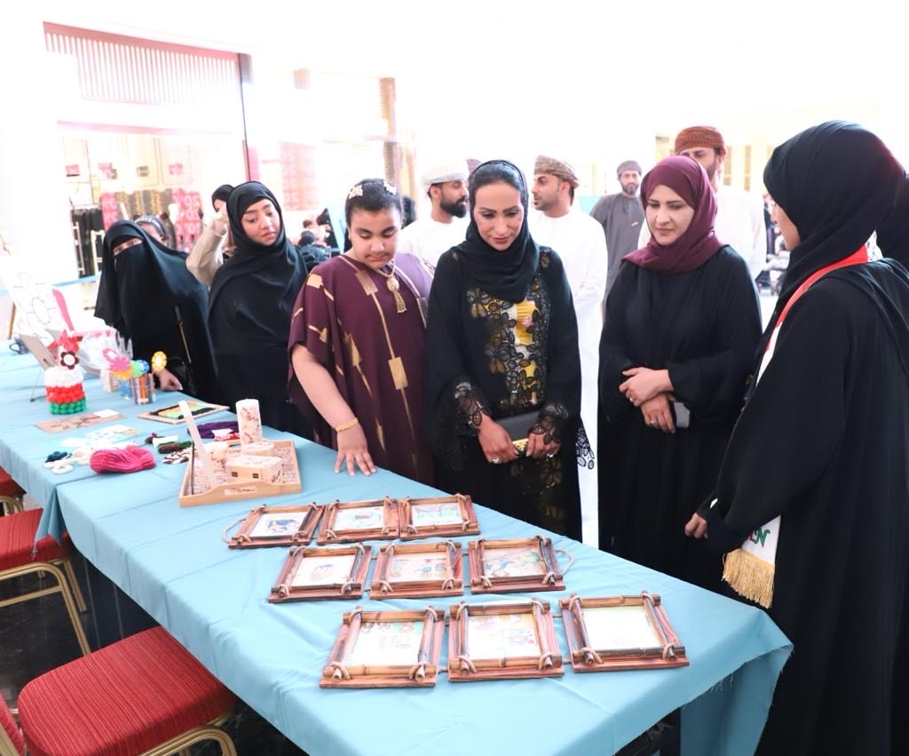 تربية-الخاصة-7 افتتاح المعرض الفني لطلبة برامج التربية الخاصة بمحافظة ظفار