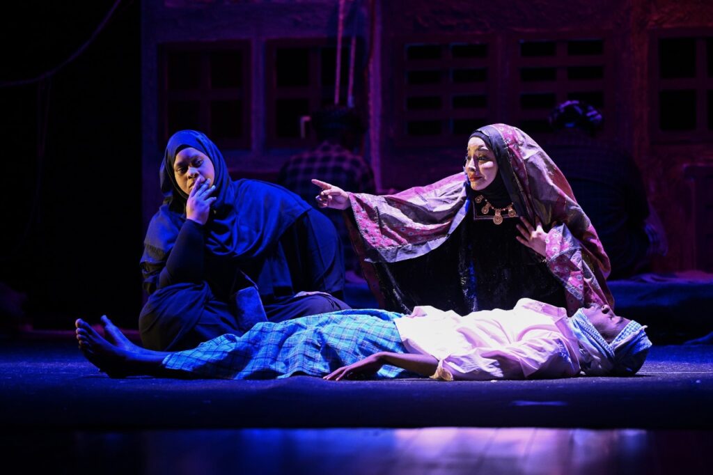 سلمى-11-1024x682 مسرحية ( سلمى ) تبحر بالجمهور من ميناء مرباط الي مهرجان ظفار المسرحي الثاني