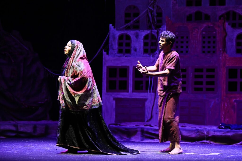 سلمى-13-1024x682 مسرحية ( سلمى ) تبحر بالجمهور من ميناء مرباط الي مهرجان ظفار المسرحي الثاني