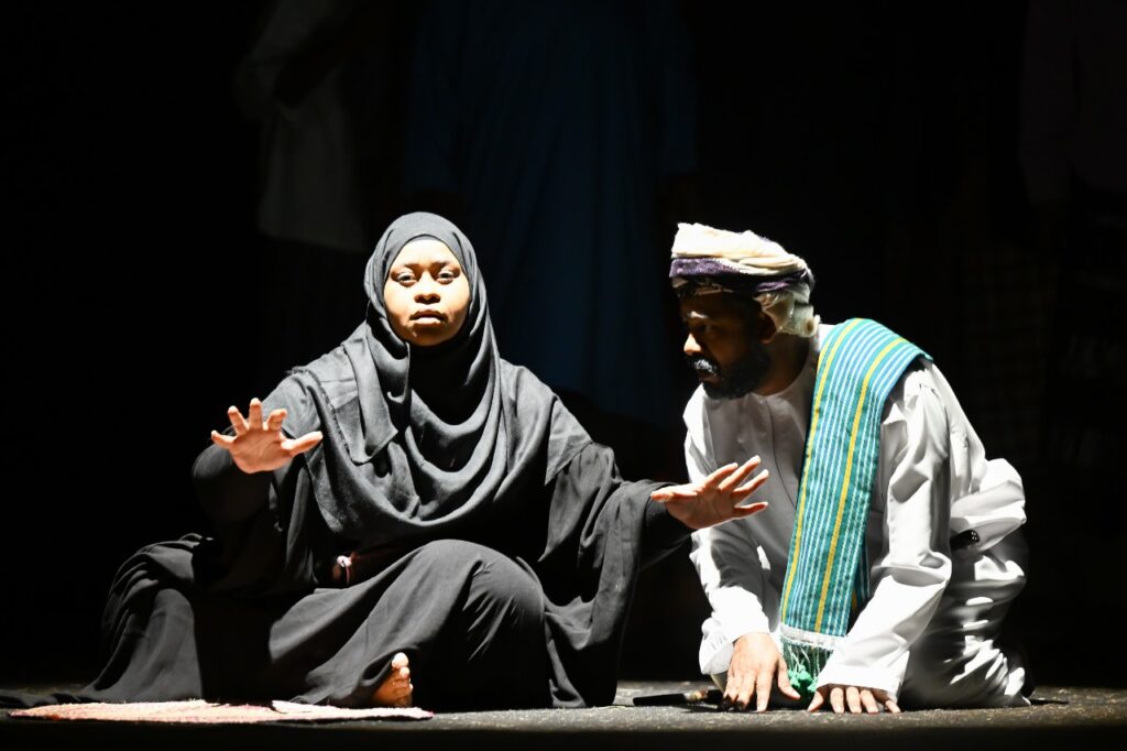 سلمى-2-1024x682 مسرحية ( سلمى ) تبحر بالجمهور من ميناء مرباط الي مهرجان ظفار المسرحي الثاني