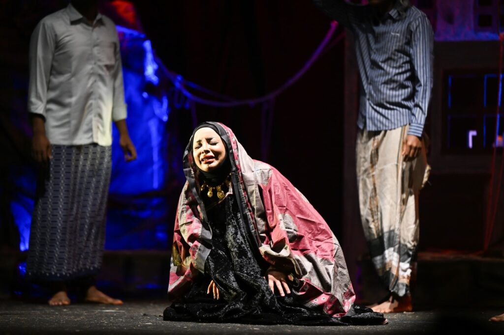 سلمى-4-1024x682 مسرحية ( سلمى ) تبحر بالجمهور من ميناء مرباط الي مهرجان ظفار المسرحي الثاني