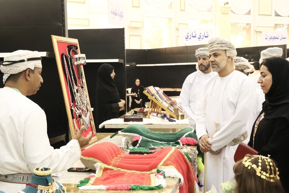 البريمي افتتاح معرض الفضيات والمجوهرات العمانية بمحافظة البريمي