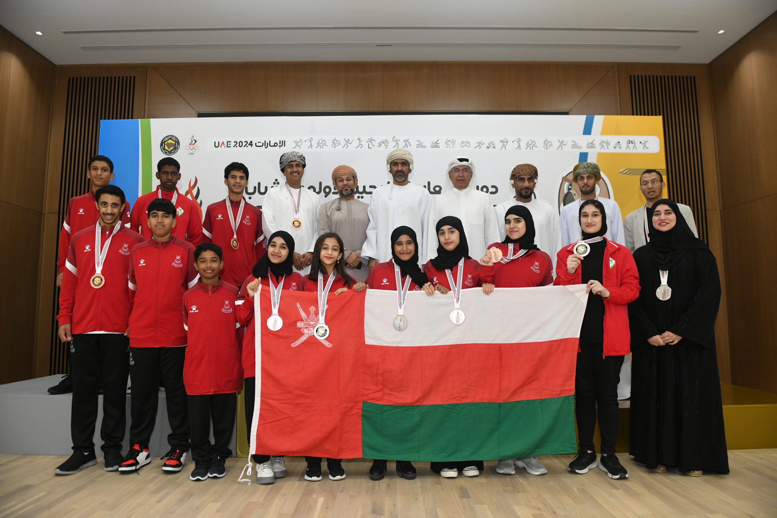 لقطة جماعية للاعبي منتخب الشطرنج بعد التتويج scaled