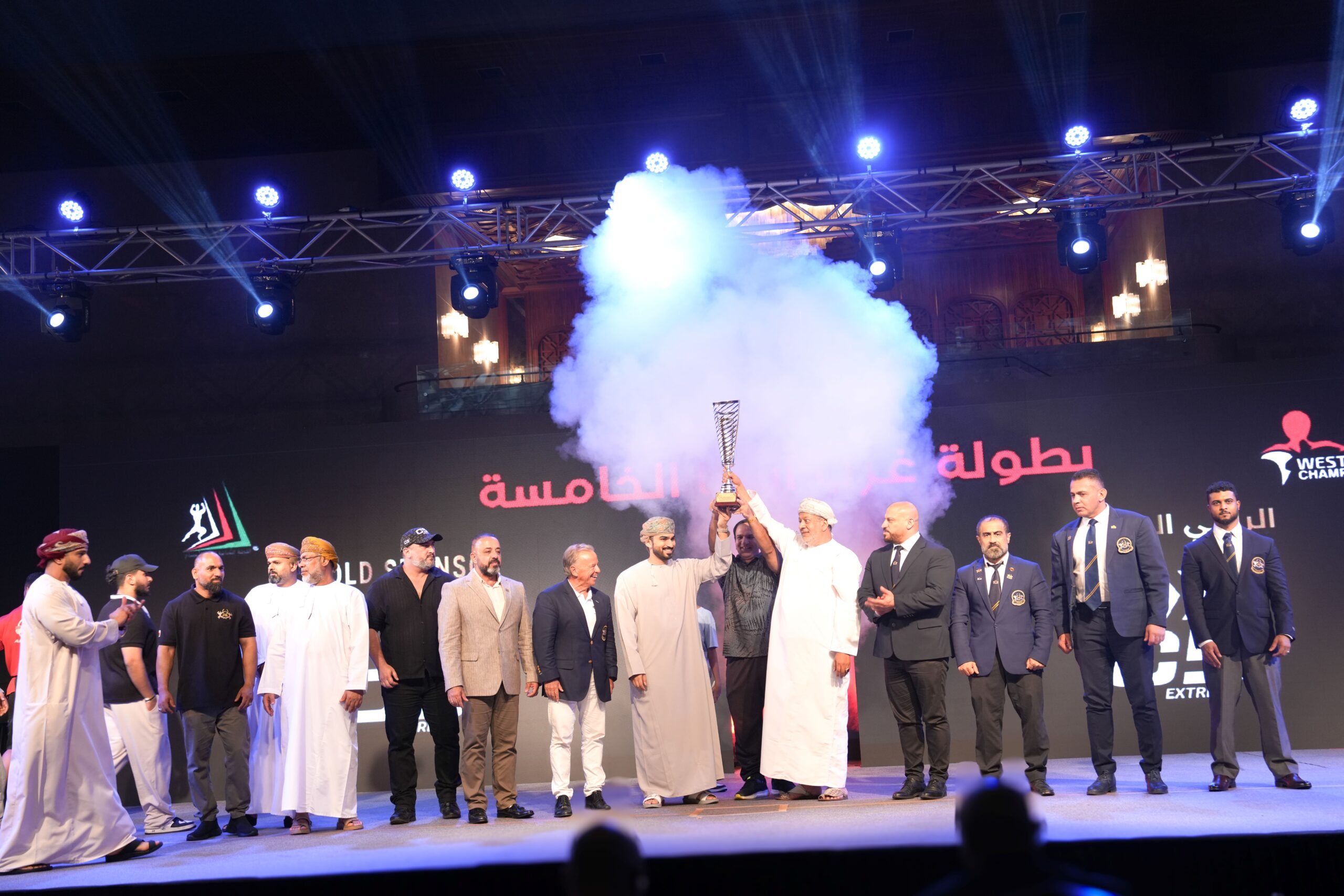 السيد فراس آل سعيد يتوج منتخبنا بلقب البطولة 2 1 scaled