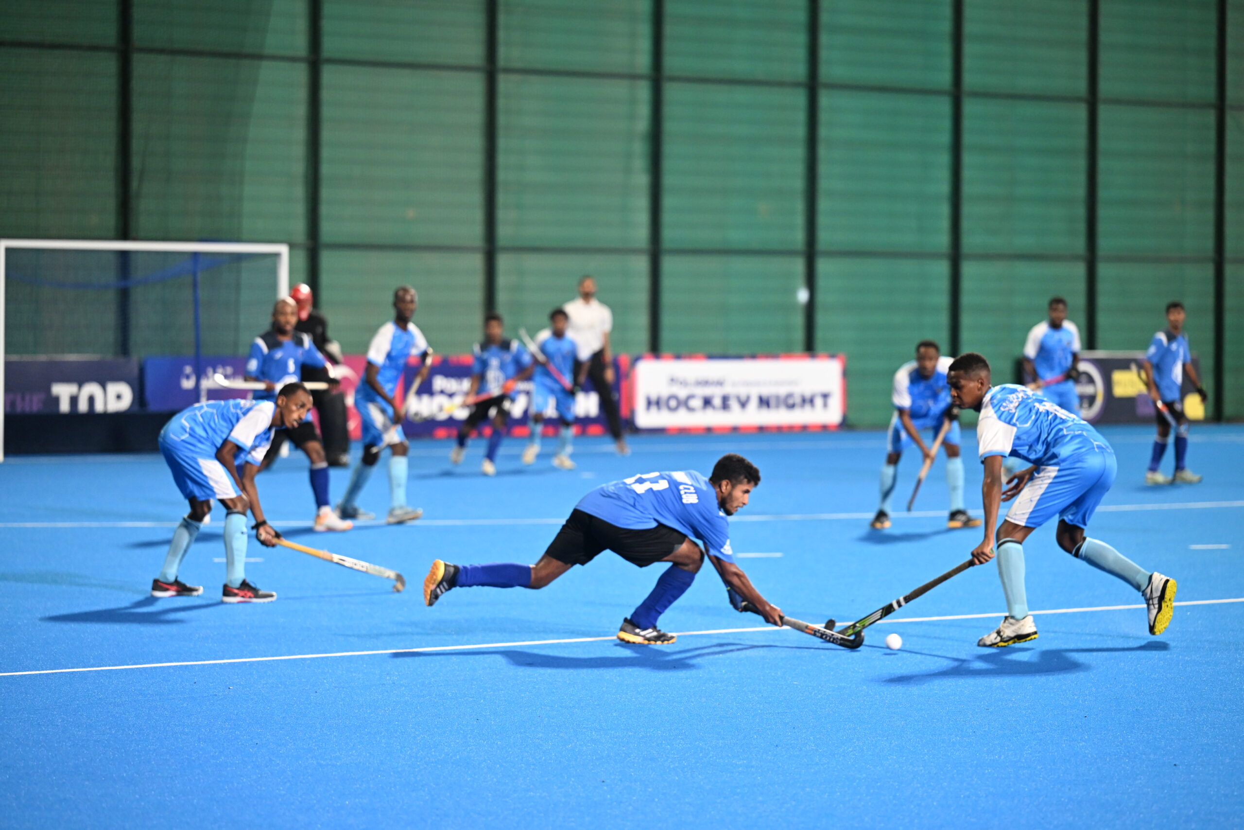 لقاء فريقا العامرات وصلالة في الدوري العام للهوكي scaled