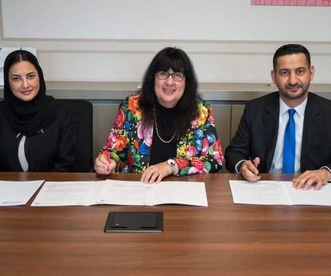 Botschafterin des Oman Maitha Saif Al Mahrouqi , Rektorin Elizabeth Prommer und Hassan Al Lawati unterzeichnen eine Absichtserklärung für die Kooperation im Bereich Abfall Management und Kreislaufwirtschaft (v.l.).