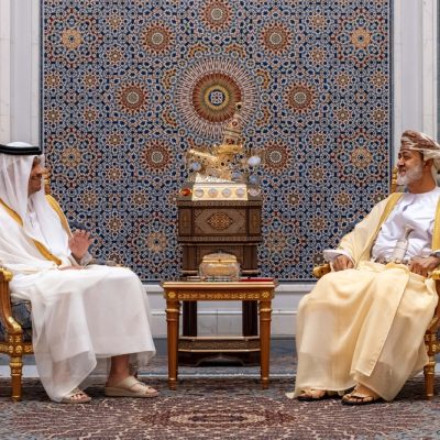 يستقبل