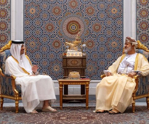 يستقبل