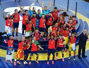 رودري قائد المنتخب الإسباني يرفع الكأس مع زملائه وهم يحتفلون بعد تتويجهم بلقب كأس العالم عقب فوزهم على الأرجنتين في المباراة النهائية 1- صفر على ملعب نيويورك نيوجيرزي بولاية نيوجيرزي الأمريكية في يوم 19 يوليو تموز 2026 . تصوير: جيمس لانج - إيميدجن إيمديجز الشريكة لرويترز