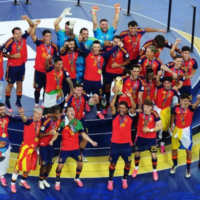 رودري قائد المنتخب الإسباني يرفع الكأس مع زملائه وهم يحتفلون بعد تتويجهم بلقب كأس العالم عقب فوزهم على الأرجنتين في المباراة النهائية 1- صفر على ملعب نيويورك نيوجيرزي بولاية نيوجيرزي الأمريكية في يوم 19 يوليو تموز 2026 . تصوير: جيمس لانج - إيميدجن إيمديجز الشريكة لرويترز