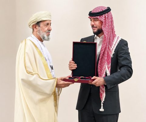 بمكتب