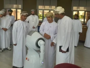 تحتفى