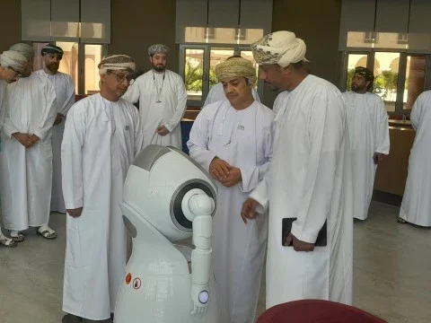 تحتفى