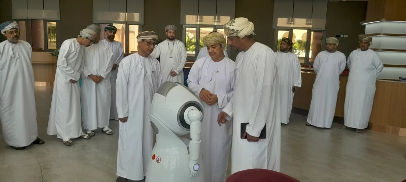 تحتفى